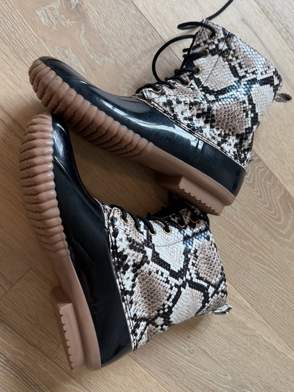 Yoki Snake Print Duck Boots Women’s Size 7.5 Waterproof Lace-Up Rain Boots